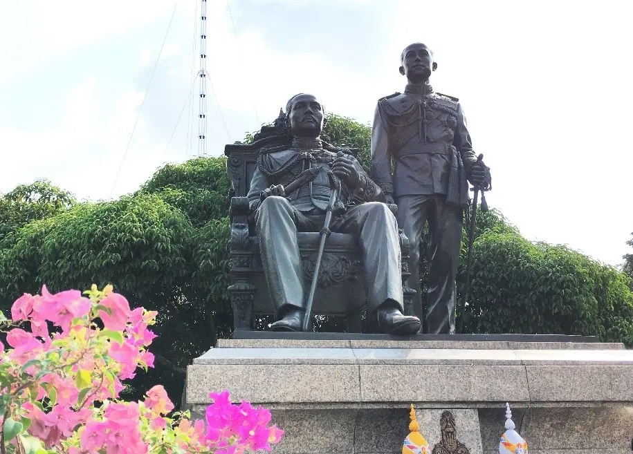 ラーマ5世とラーマ6世の像