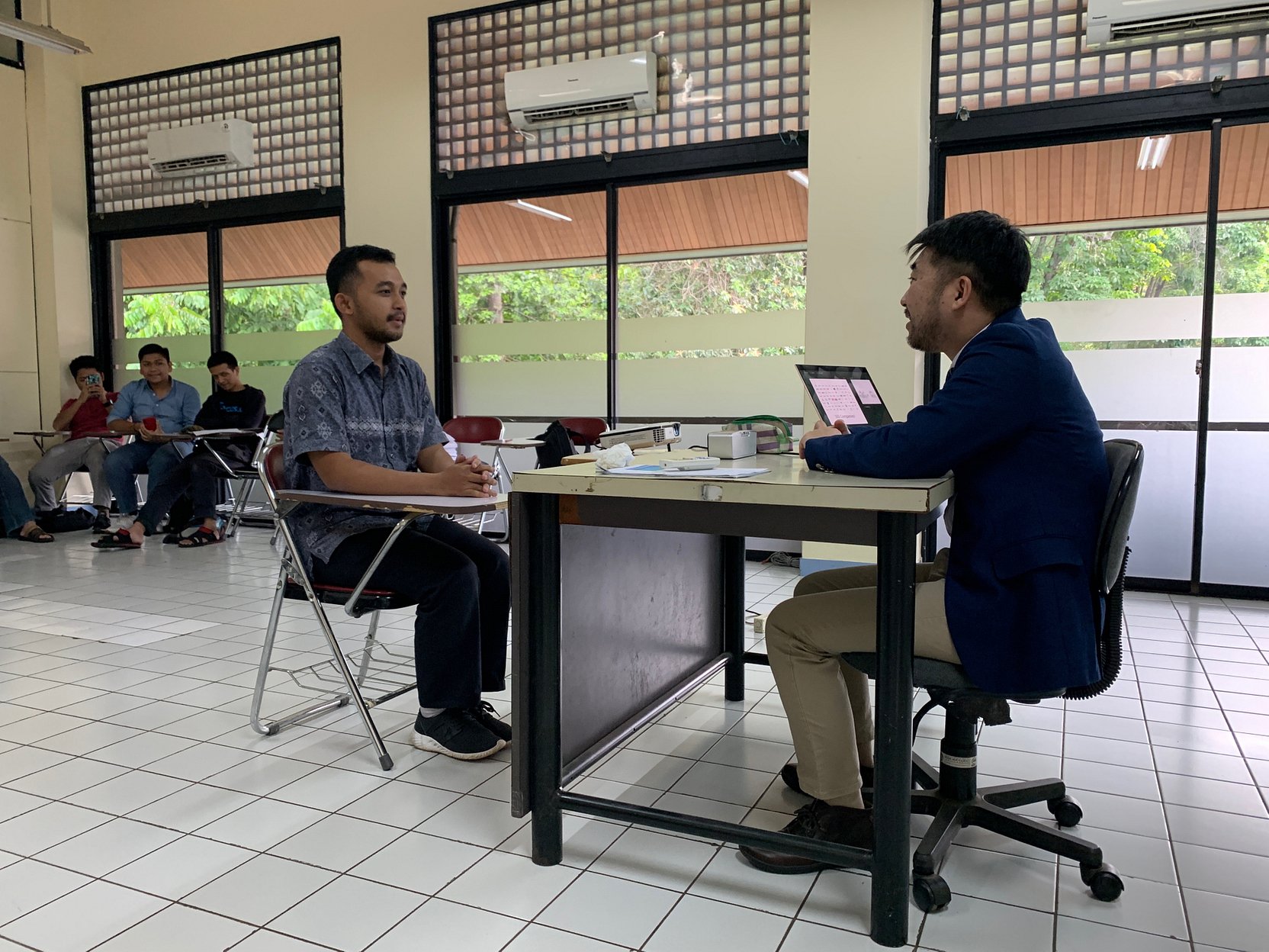 面談をするインドネシアの学生