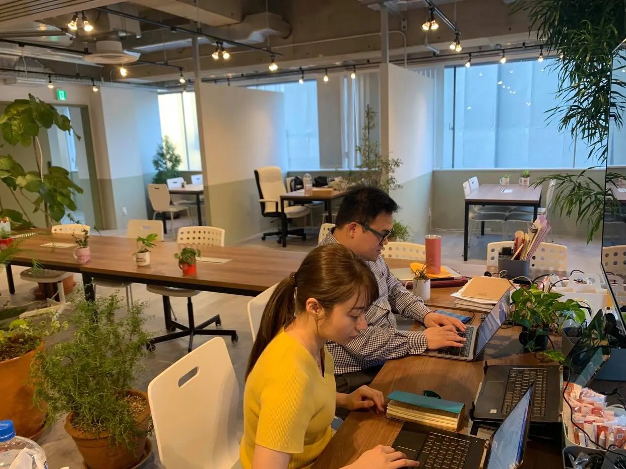 オフィスで作業をする社員