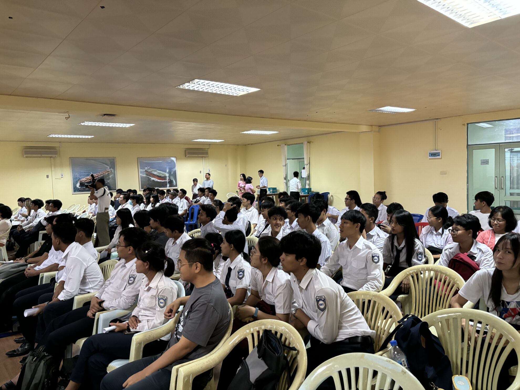 ミャンマーの学生の様子2