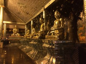 ミャンマーの金色の像